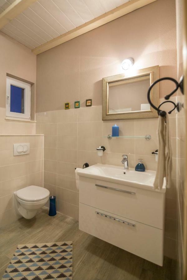 Apartments Mardesic Komiza Exterior photo