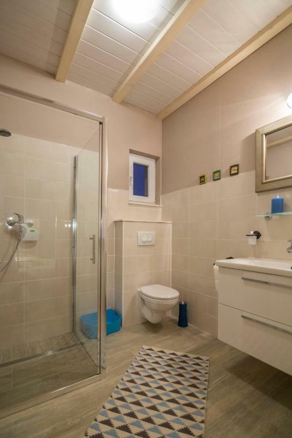 Apartments Mardesic Komiza Exterior photo