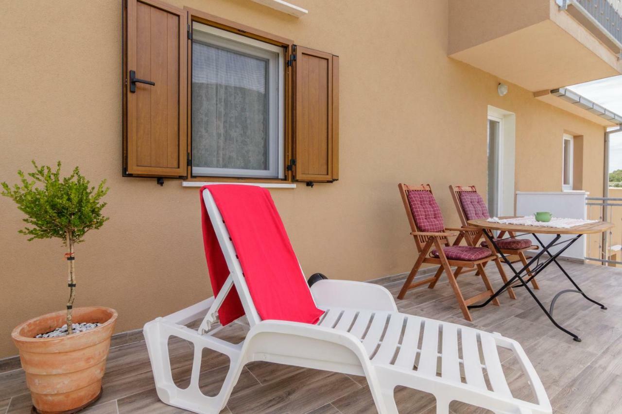 Apartments Mardesic Komiza Exterior photo