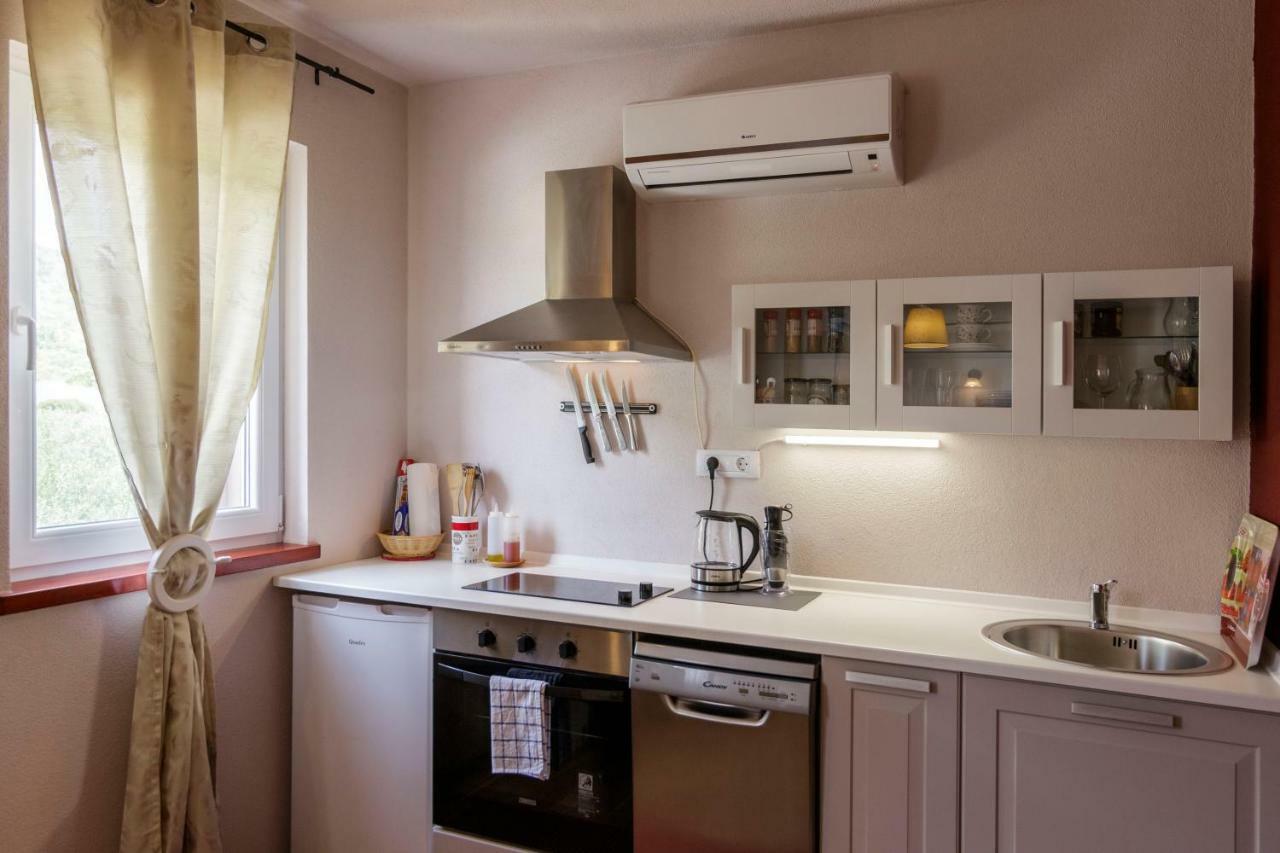 Apartments Mardesic Komiza Exterior photo