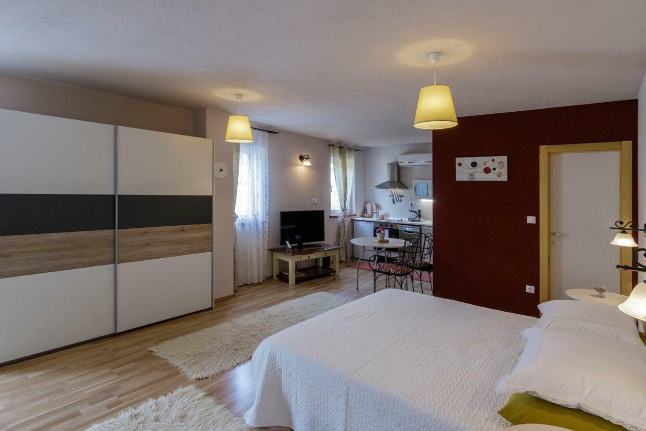 Apartments Mardesic Komiza Exterior photo
